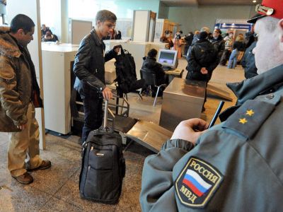 Досмотр пассажиров в аэропорту Домодедово. Фото: Артем Коротаев / ТАСС Досмотр пассажиров в аэропорту Домодедово. Фото: Артем Коротаев / ТАСС