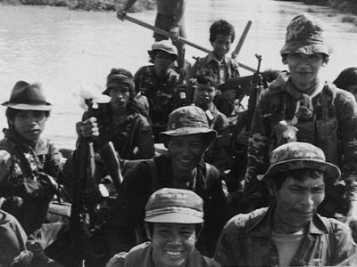 Партизаны из антикоммунистической коалиции форсируют реку на западе Камбоджи, середина 1980-х. Фото: ru.wikipedia.org